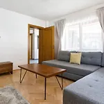Apartament Aki Gray